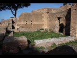 03235 ostia - regio i - insula xii - caseggiato dei triclini (i,xii,1) - via della forica - 1. raum von westen - bli ri norden - 01-2024.jpg